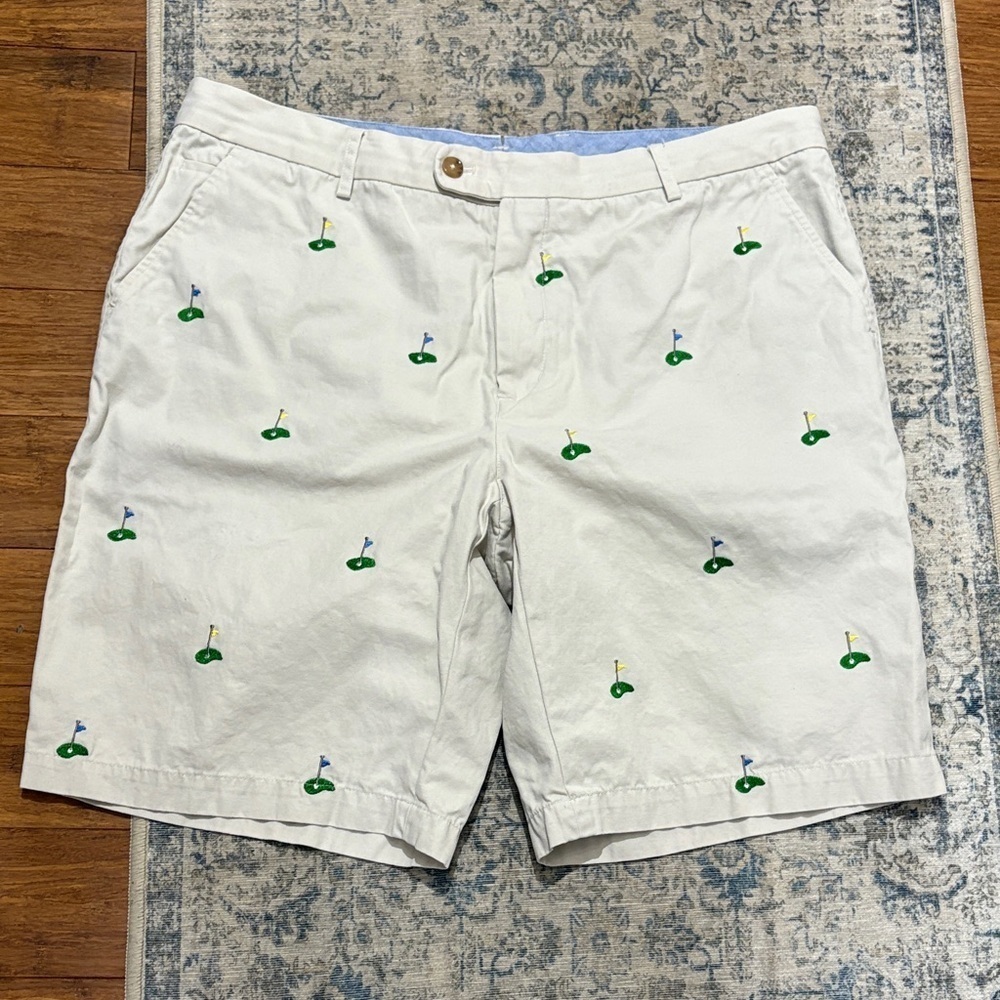 J. McLaughlin kahki Golf Embroidered Shorts a men’s size 38 - great condition